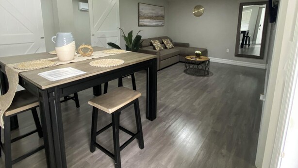 Un salon moderne avec un coin repas.