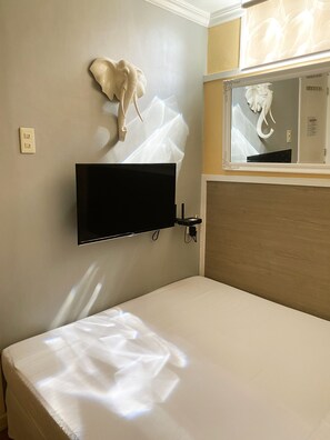 Habitación doble económica | Minibar, decoración personalizada, muebles diferentes y wifi gratis 