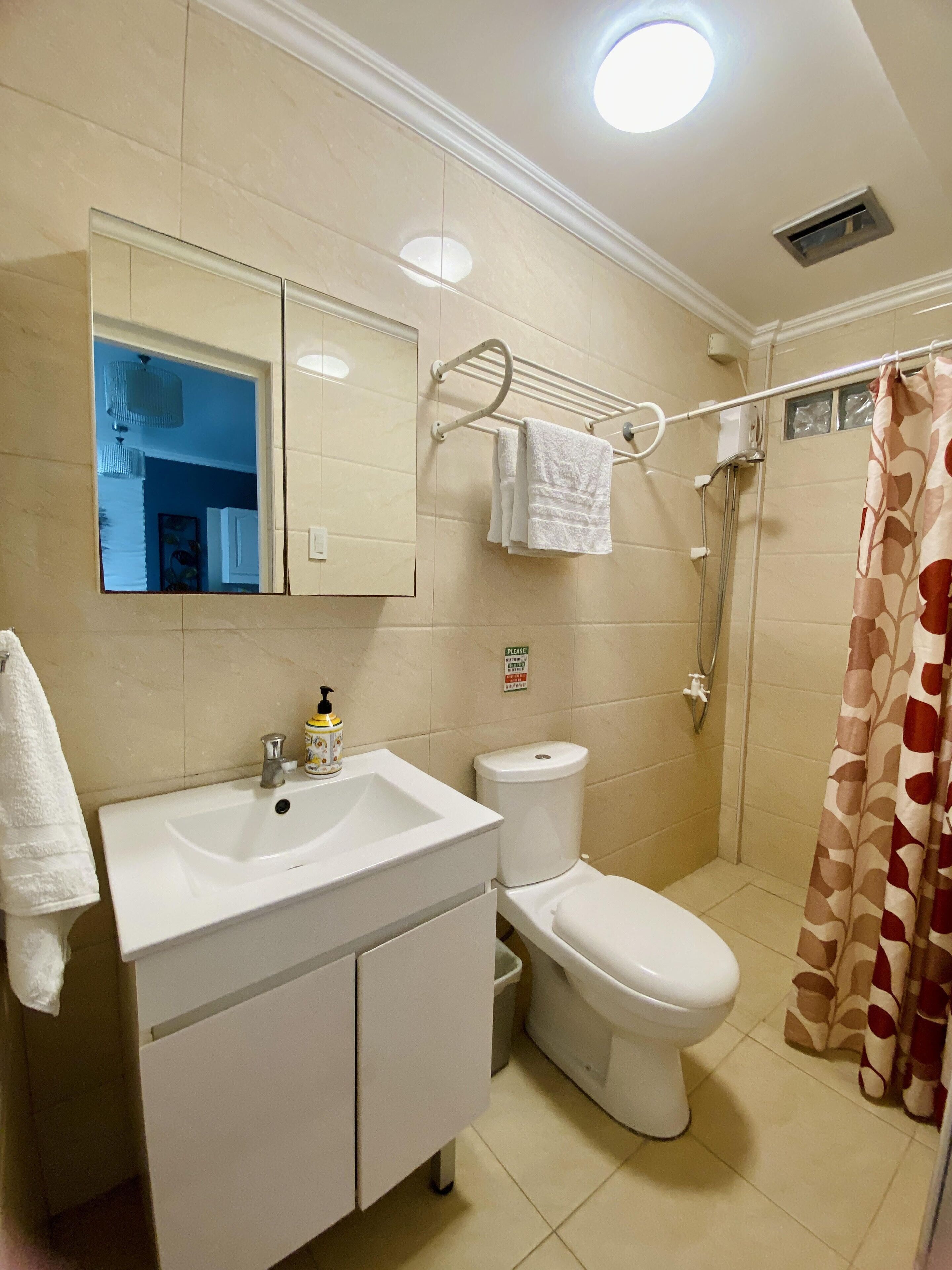 Premier Studio | Bathroom | Towels, soap, shampoo, toilet paper
