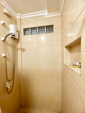 Premier Studio | Bathroom | Towels, soap, shampoo, toilet paper