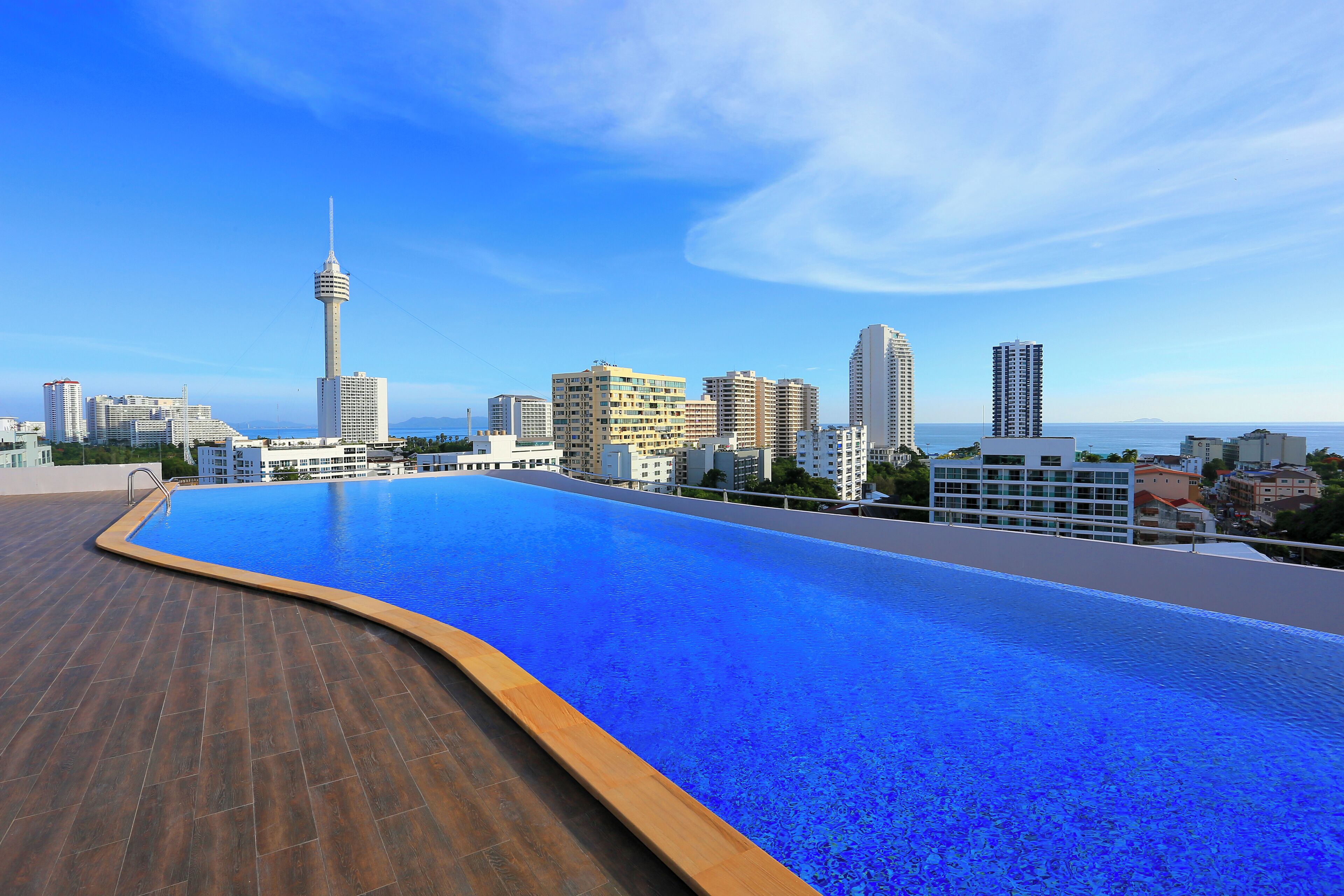 สระว่ายน้ำกลางแจ้ง เปิด 7:00 น. ถึง 20:00 น., ร่มริมสระว่ายน้ำ