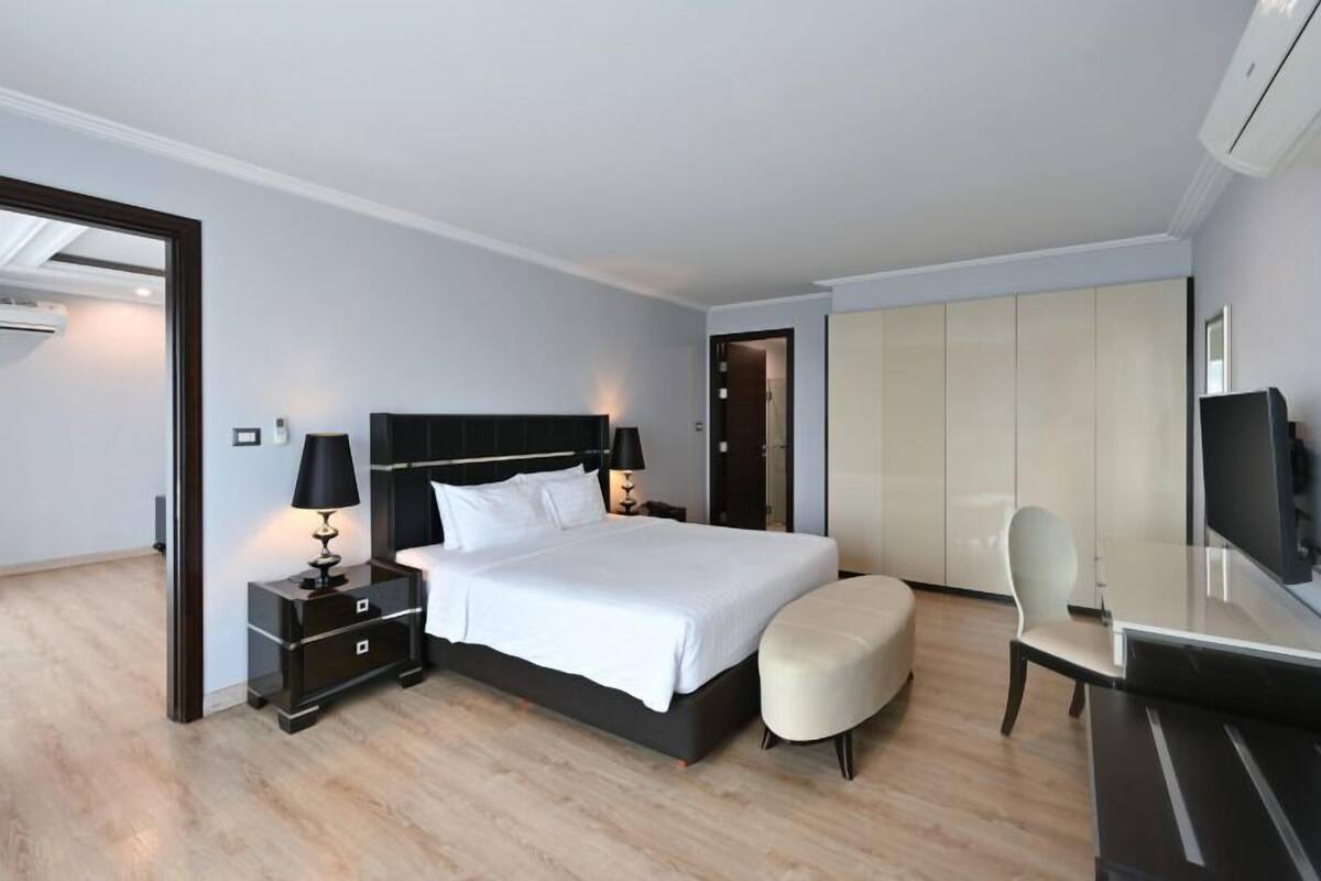 One Bedroom Executive | In-room safe, individually decorated, individually furnished, desk