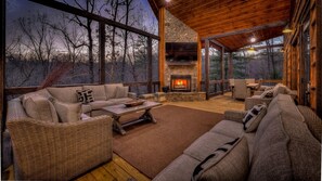 Televisión, chimenea y impresora 