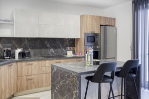 Kjøleskap, mikrobølgeovn, ovn og kokeplater