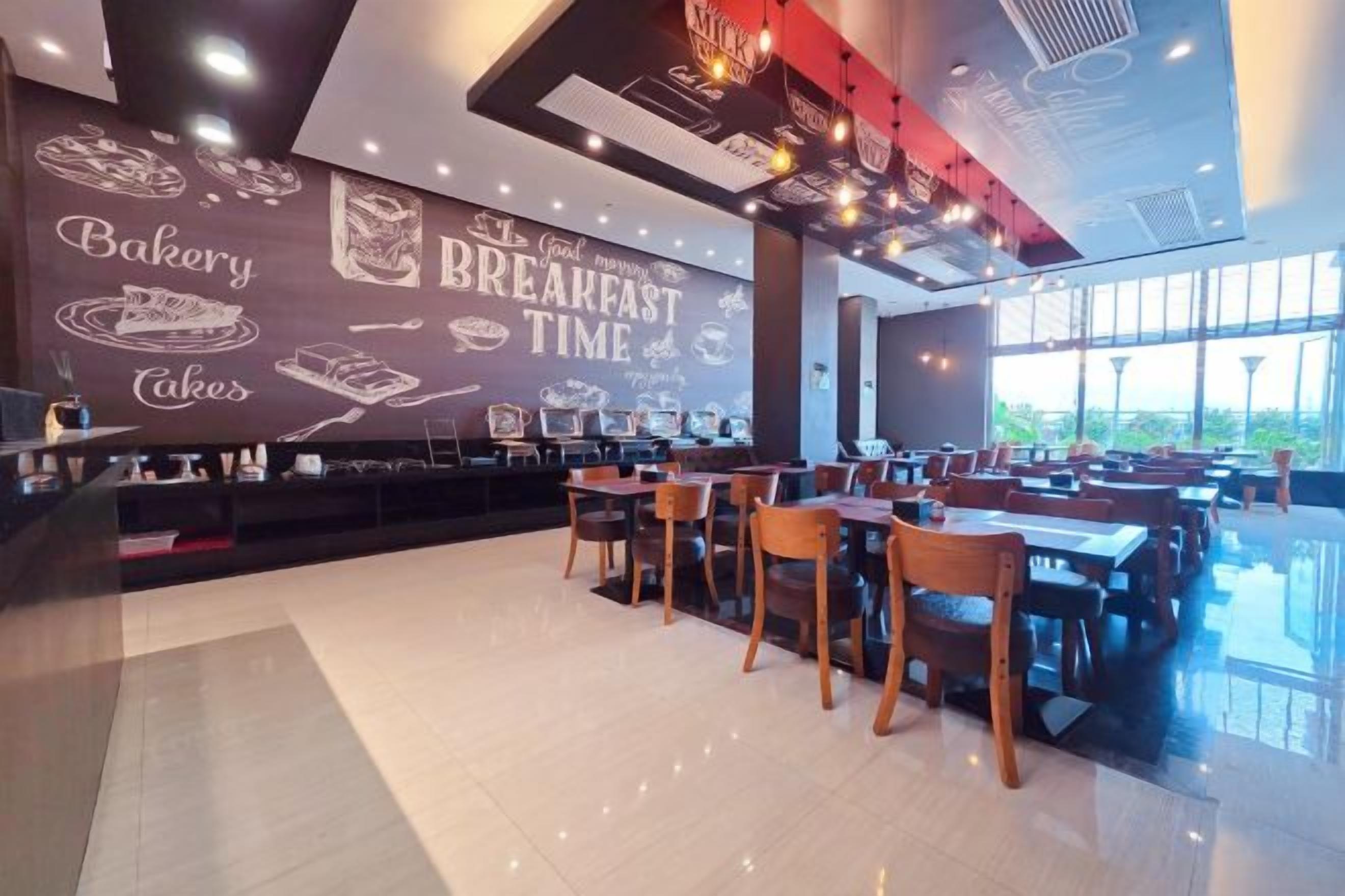 Een restaurant met een ontbijfthema, met een balie en tafels.