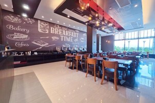 Un restaurante con temática de desayuno, que cuenta con una barra y mesas.