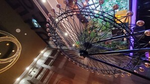 Techo con una estructura metálica decorativa que presenta elementos esféricos.