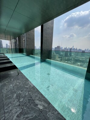 Indoor pool, outdoor pool - Gorgeous condo in the heart of Bangkok, skytrain (Krung Thep Maha Nakhon)