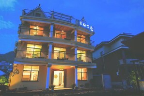 Unclassified image, 5 of 90, button - Qingmei Zhuma Inn (Deqing)