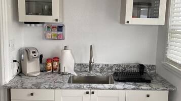 Een koelkast, een microgolfoven, een kookplaat