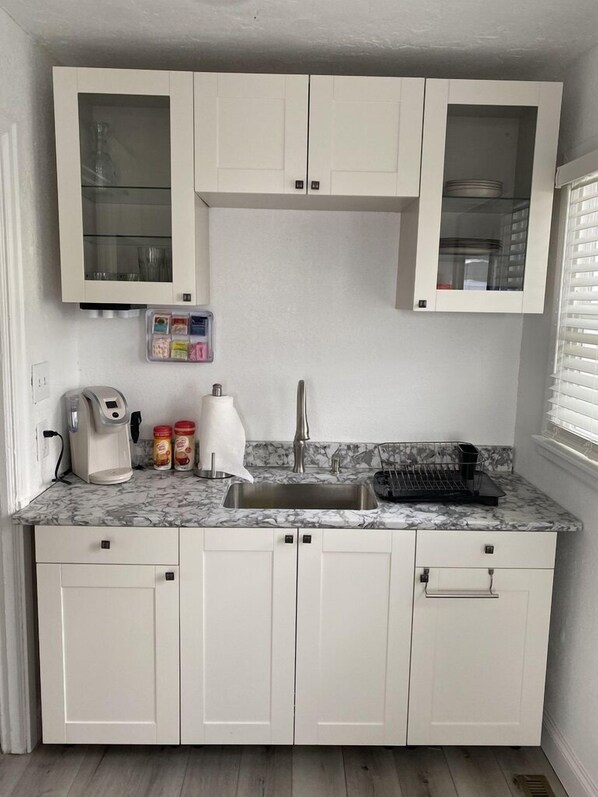 Réfrigérateur, micro-ondes, plaque de cuisson, cafetière/bouilloire