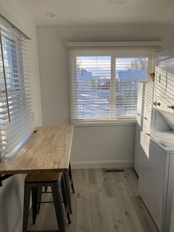 Fridge, microwave, stovetop, coffee/tea maker. Quiet retreat, minutes from highway and downtown, Quite retreat, minutes from highway and downtown