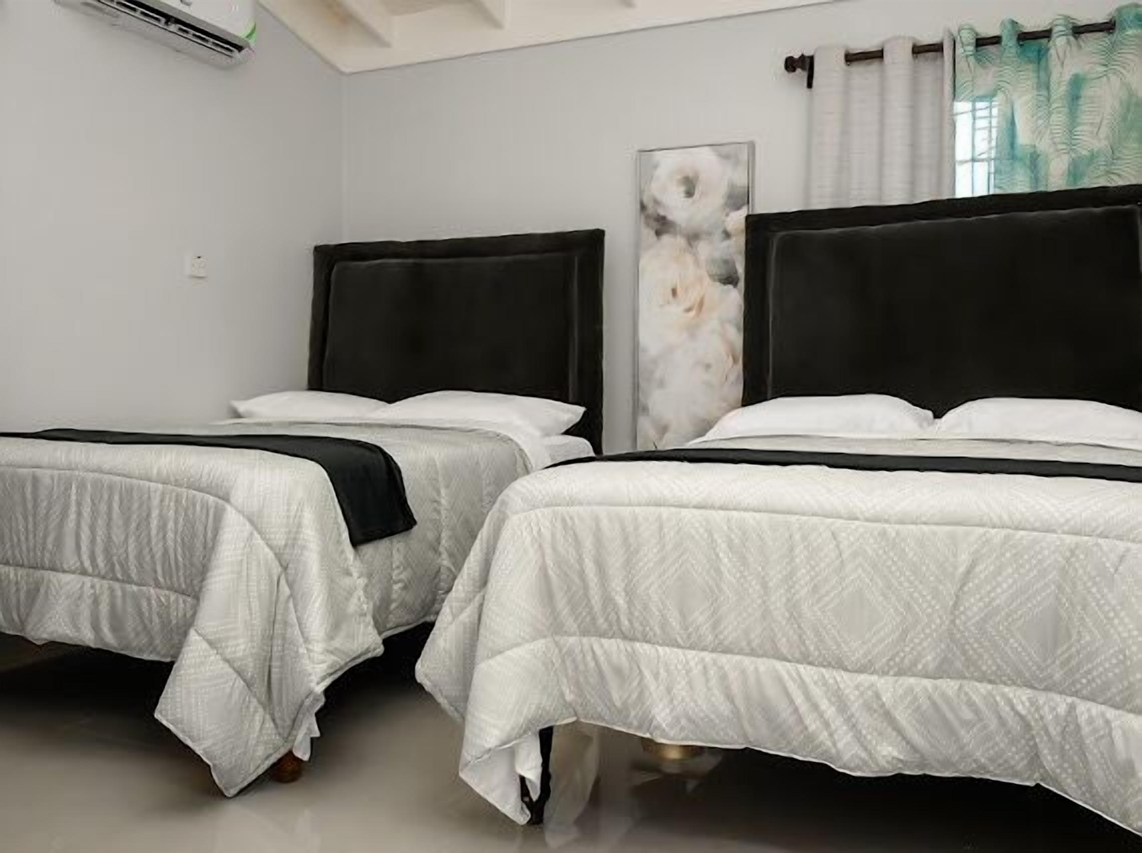 2 soveværelser, pengeskab på værelset, strygejern/strygebræt