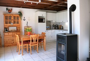 Fridge, microwave, stovetop, dishwasher - Achter n Diek - cozy vacation house in the Vosseslag (De Haan)