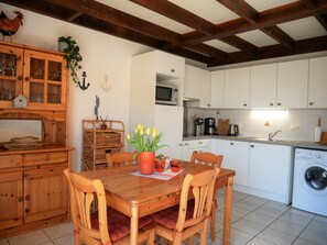 Fridge, microwave, stovetop, dishwasher - Achter n Diek - cozy vacation house in the Vosseslag (De Haan)