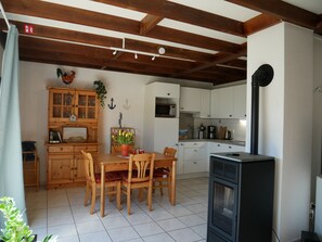 Réfrigérateur, micro-ondes, plaque de cuisson, lave-vaisselle