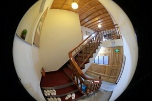 Una escalera de madera con peldaños rojos que conduce a una plataforma.