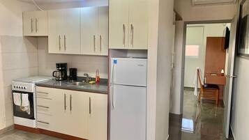 Kühlschrank, Mikrowelle, Ofen, Wasserkocher mit Kaffee-/Teezubehör