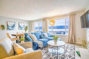 TV, offices - Waterfront Retreat, Relaxation, Fun in Hood Canal (Hoodsport)