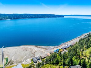 On the beach - Waterfront Retreat, Relaxation, Fun in Hood Canal (Hoodsport)