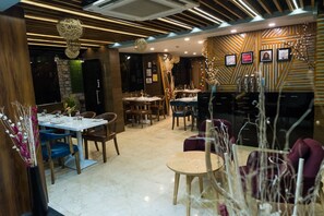 Restaurant - AVENUE Hotel Ballygunge (Kolkata)