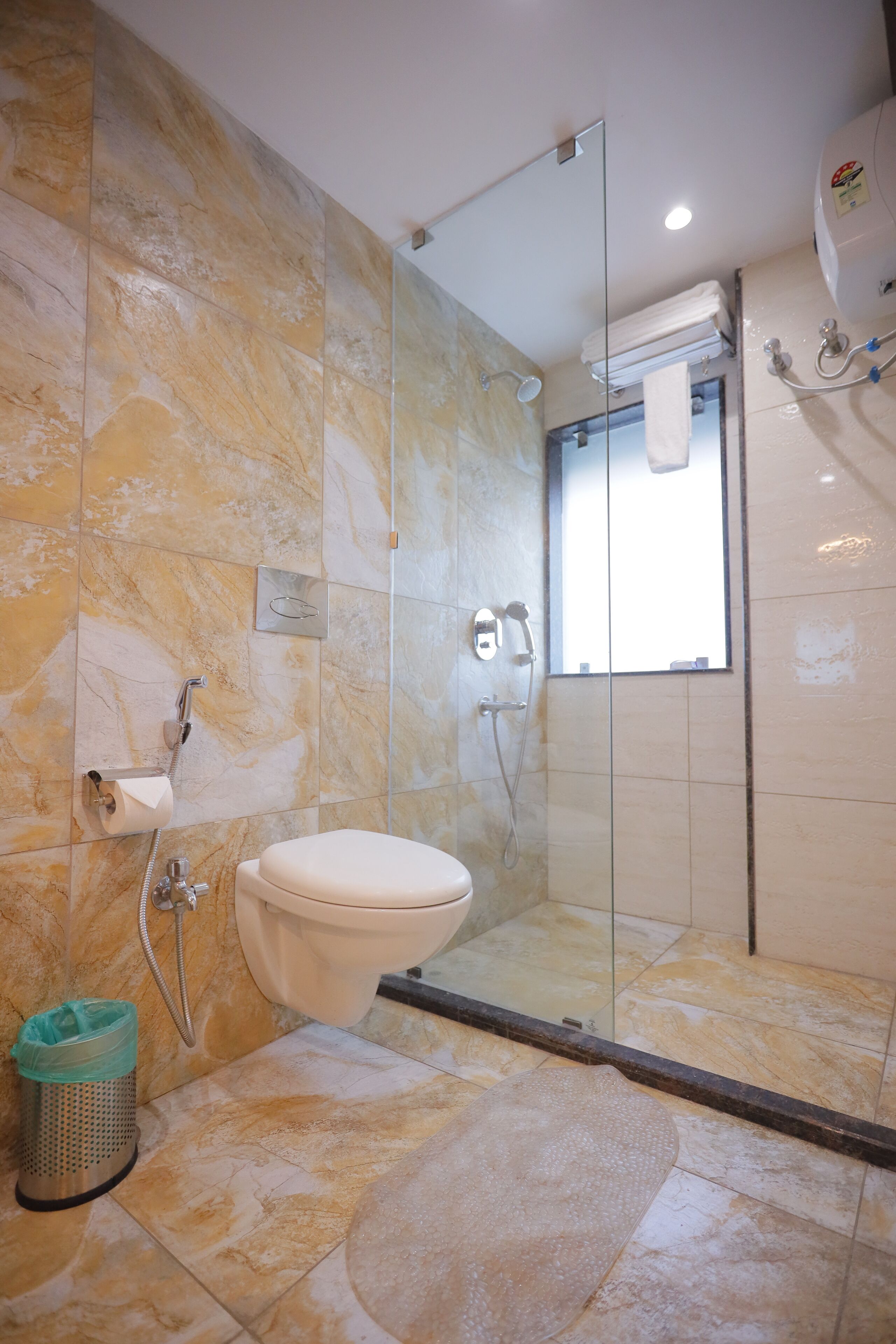 Een douche, een regendouche, gratis toiletartikelen, handdoeken