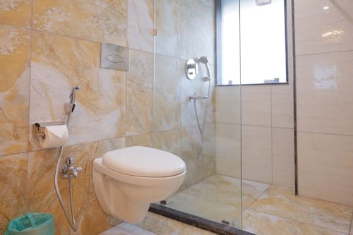 Shower, rainfall showerhead, free toiletries, towels