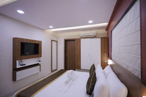 Superior Room | Egyptian cotton sheets, premium bedding, memory foam beds, minibar