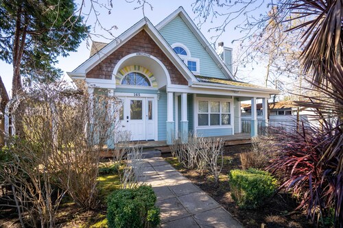 Lakeside house with access to dunes, lakes, and the ocean!