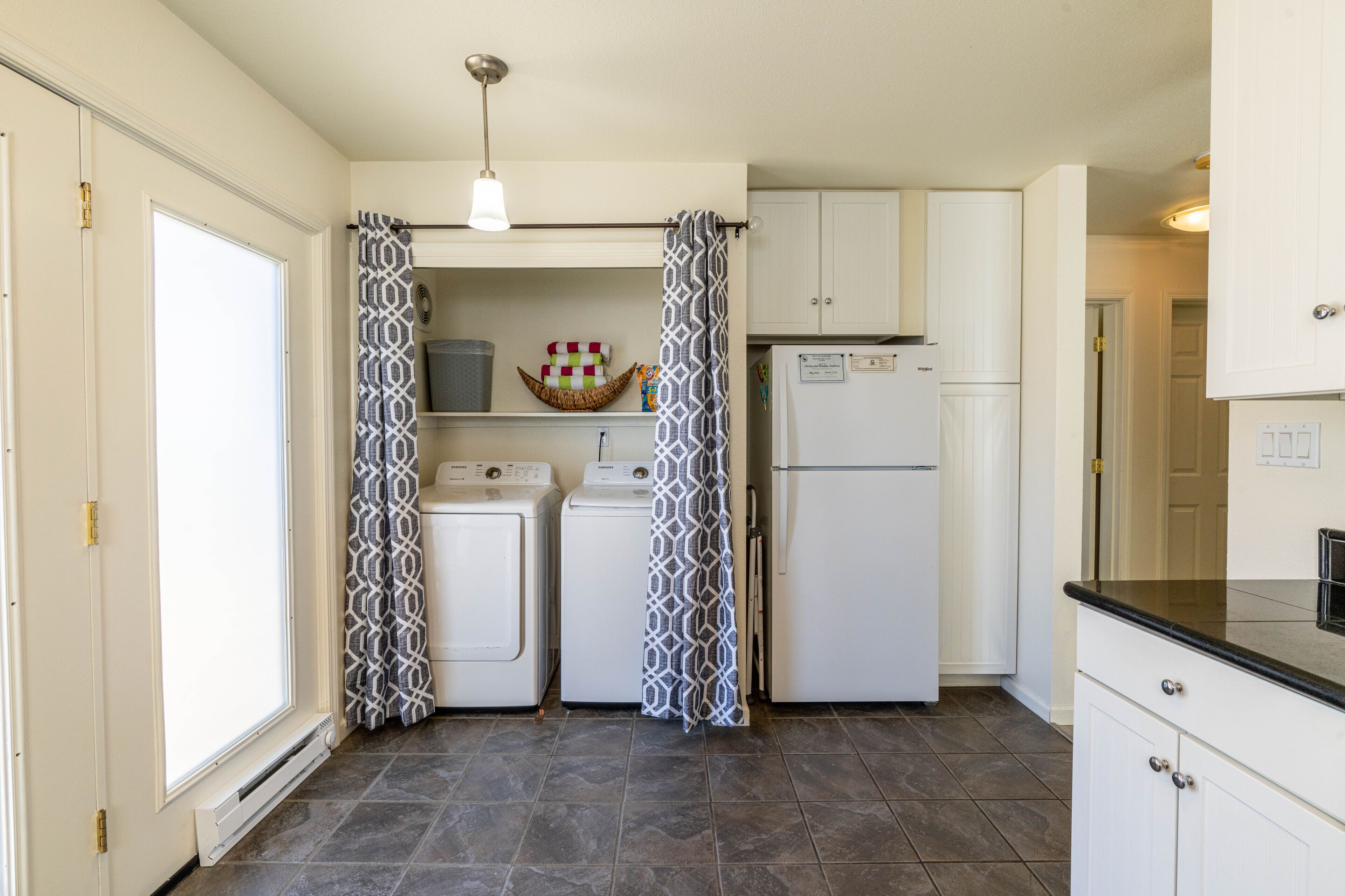 Cocina compacta con lavadora, refrigerador y microondas.