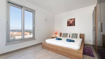 Royal Apartment, 3 Bedroom, Patio, Ocean View | Cassaforte in camera, una scrivania, postazione laptop, insonorizzazione