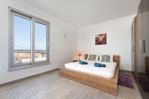 Royal Apartment, 3 Bedroom, Patio, Ocean View | Pengeskab på værelset, skrivebord, arbejdsområde til bærbare computere