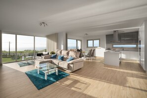 Royal Apartment, 3 Bedroom, Patio, Ocean View | บริเวณนั่งเล่น | ทีวีจอแบน 50 นิ้ว พร้อมช่องเคเบิล, ทีวี