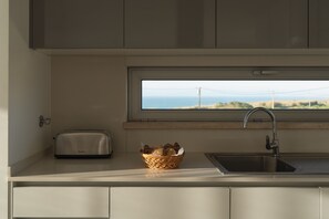 Royal Apartment, 3 Bedroom, Patio, Ocean View | ครัวส่วนตัว | กาต้มน้ำไฟฟ้า