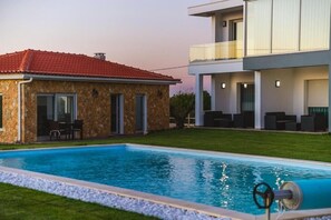 Una casa moderna de dos pisos con una piscina.