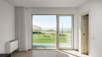 Royal Apartment, 3 Bedroom, Patio, Ocean View | Värdeförvaringsskåp på rummet, skrivbord och arbetsyta för laptop