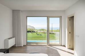 Royal Apartment, 3 Bedroom, Patio, Ocean View | ตู้นิรภัยในห้องพัก, โต๊ะทำงาน, พื้นที่ทำงานแบบใช้แล็ปท็อป, ห้องเก็บเสียง