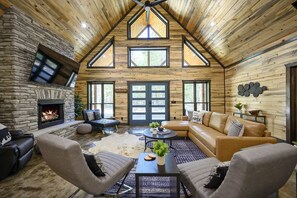 Smart TV, caminetto, videogiochi, tavolo da calcetto