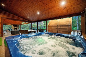 Indoor spa tub - 2 Cabins Hot Tubs Slides Arcade Hypedome Retreat (Broken Bow)