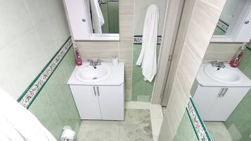 Dutxa, assecador de cabells, tovalloles i sabó