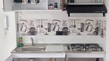 Fridge, stovetop, dishwasher, cookware/dishes/utensils