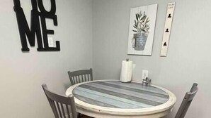 Dining - Charming 2-Bedroom House for a Peaceful Getaway, Peaceful Home away from home (Cheyenne)