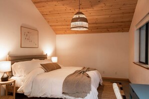 3 bedrooms, desk, iron/ironing board, travel cot