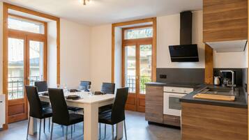 Coffee/tea maker, fridge, microwave, oven