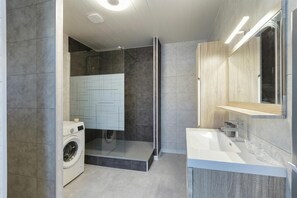 Een douche, handdoeken