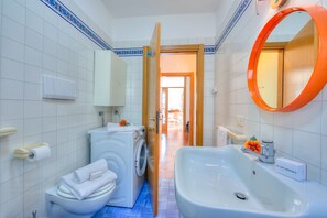 Douche, sĂšche-cheveux, bidet, serviettes fournies