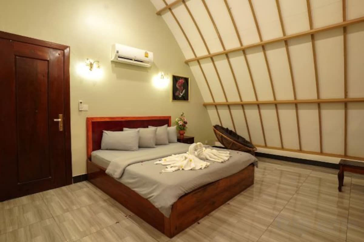 WiFi (free), bed sheets