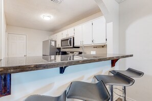 Fridge, microwave, oven, stovetop - Peaceful home with fenced yard - 1 block from the water & Navarre Beach Park (Navarre)