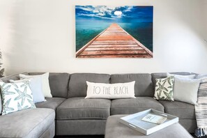 TV - Peaceful home with fenced yard - 1 block from the water & Navarre Beach Park (Navarre)