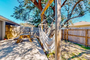 Outdoor dining - Peaceful home with fenced yard - 1 block from the water & Navarre Beach Park (Navarre)